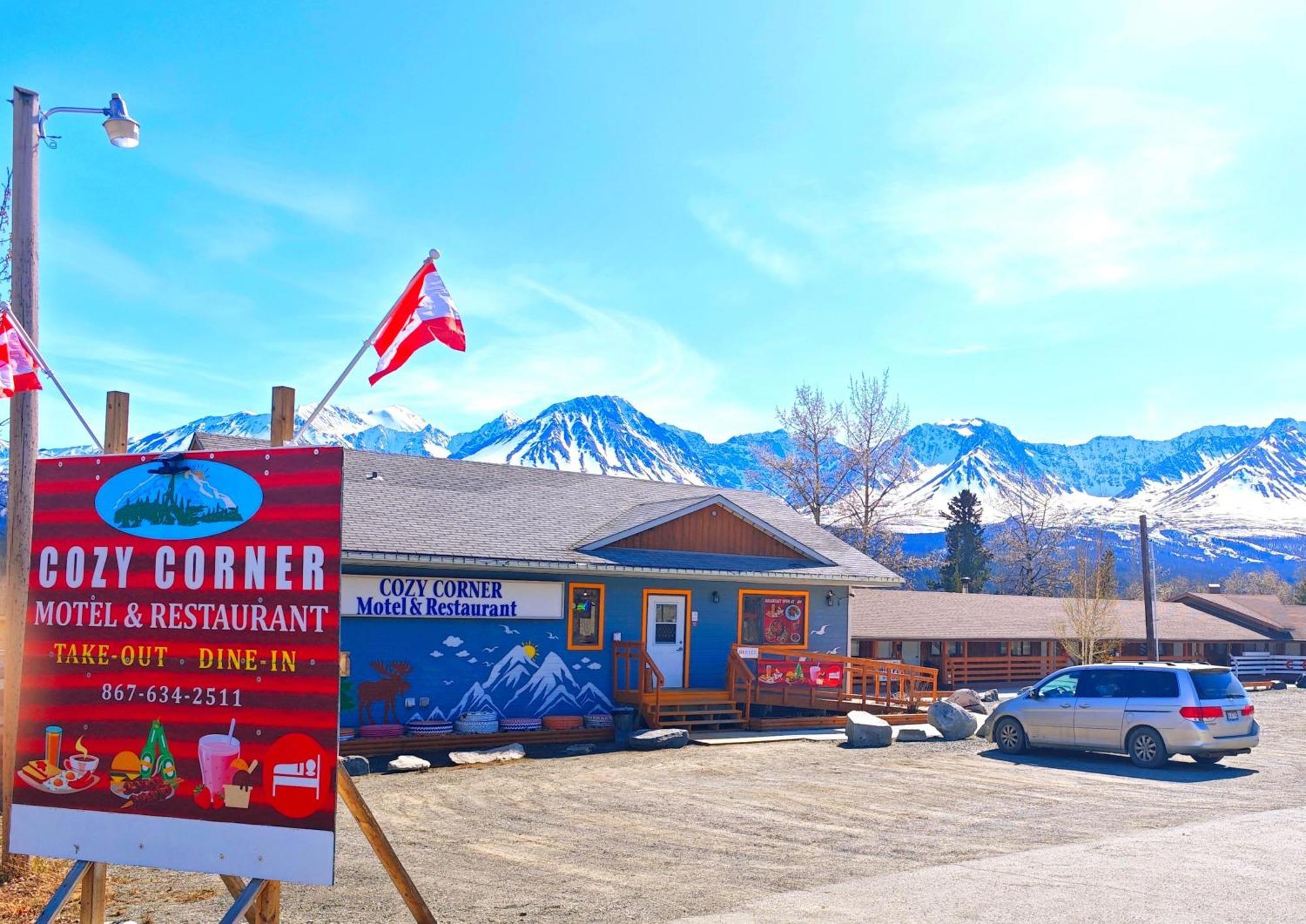 Cozy Corner Motel & Restaurant Haines Junction Esterno foto