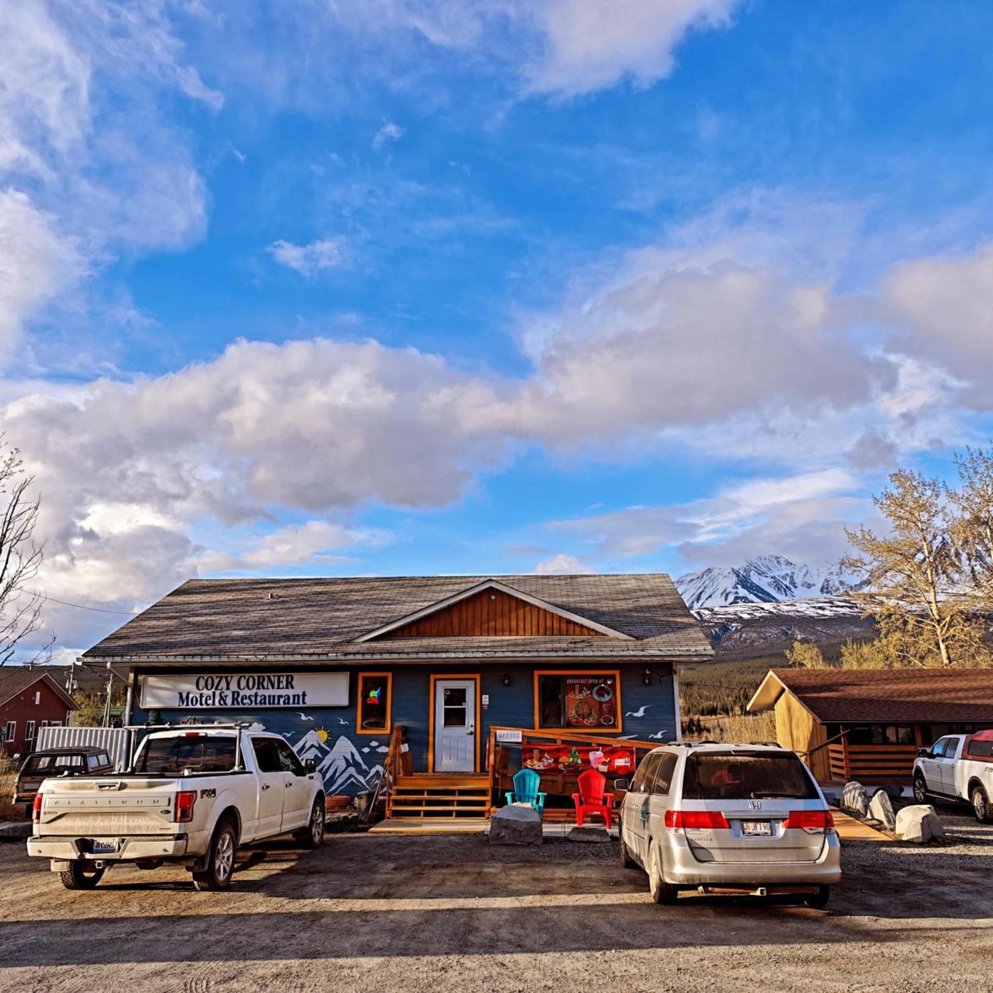 Cozy Corner Motel & Restaurant Haines Junction Esterno foto
