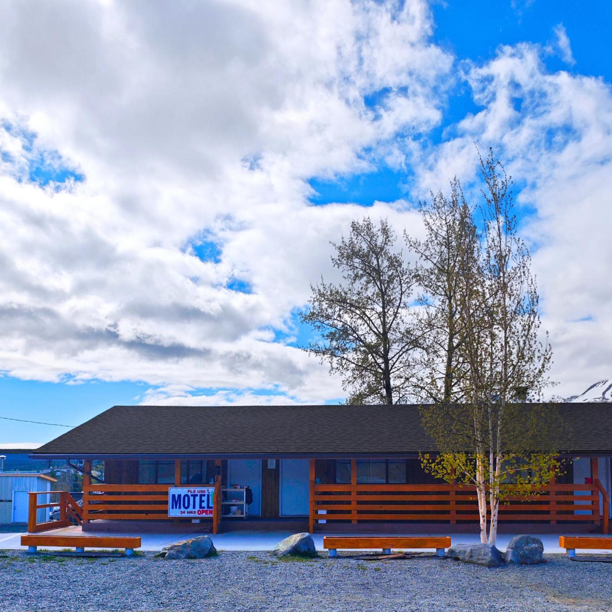 Cozy Corner Motel & Restaurant Haines Junction Esterno foto