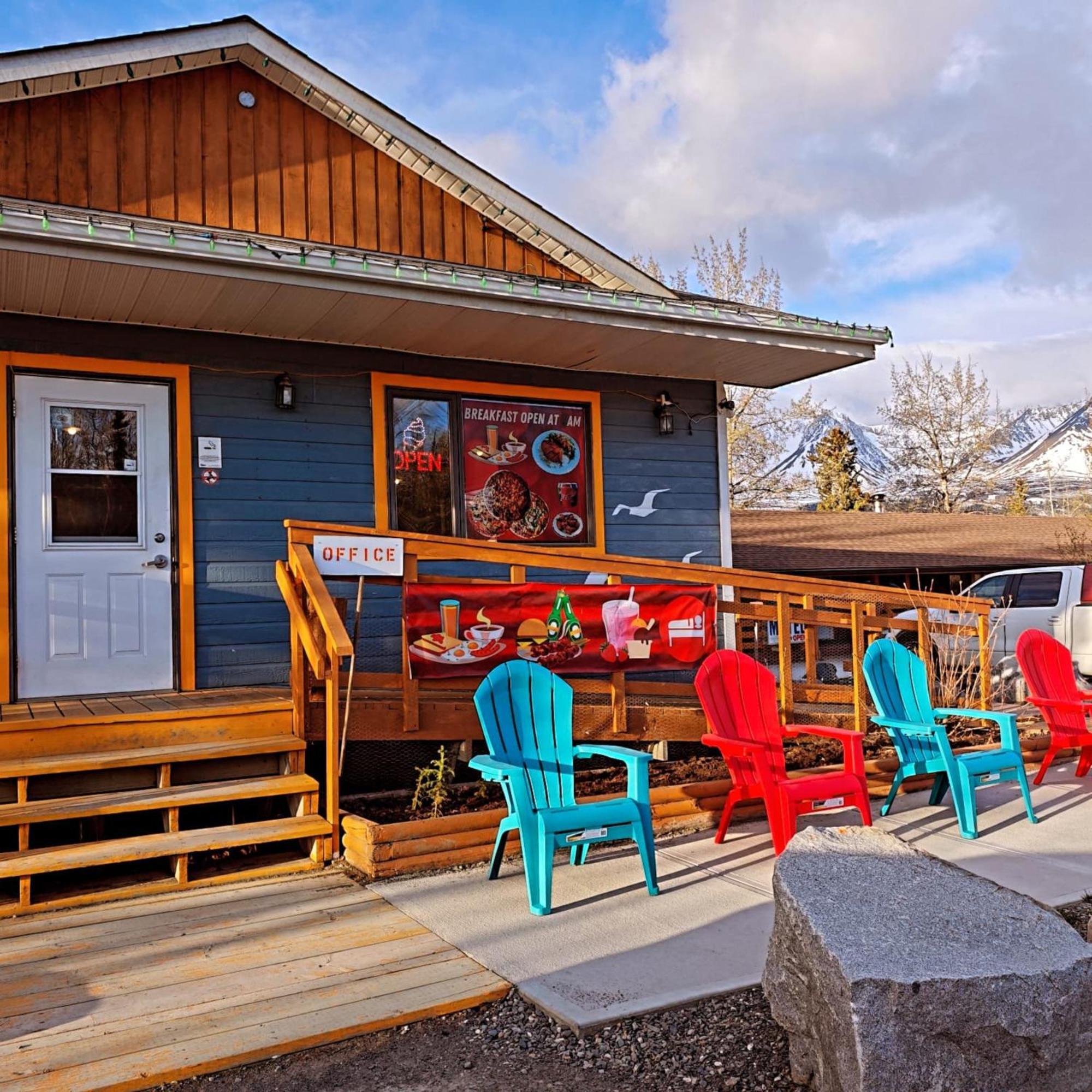 Cozy Corner Motel & Restaurant Haines Junction Esterno foto