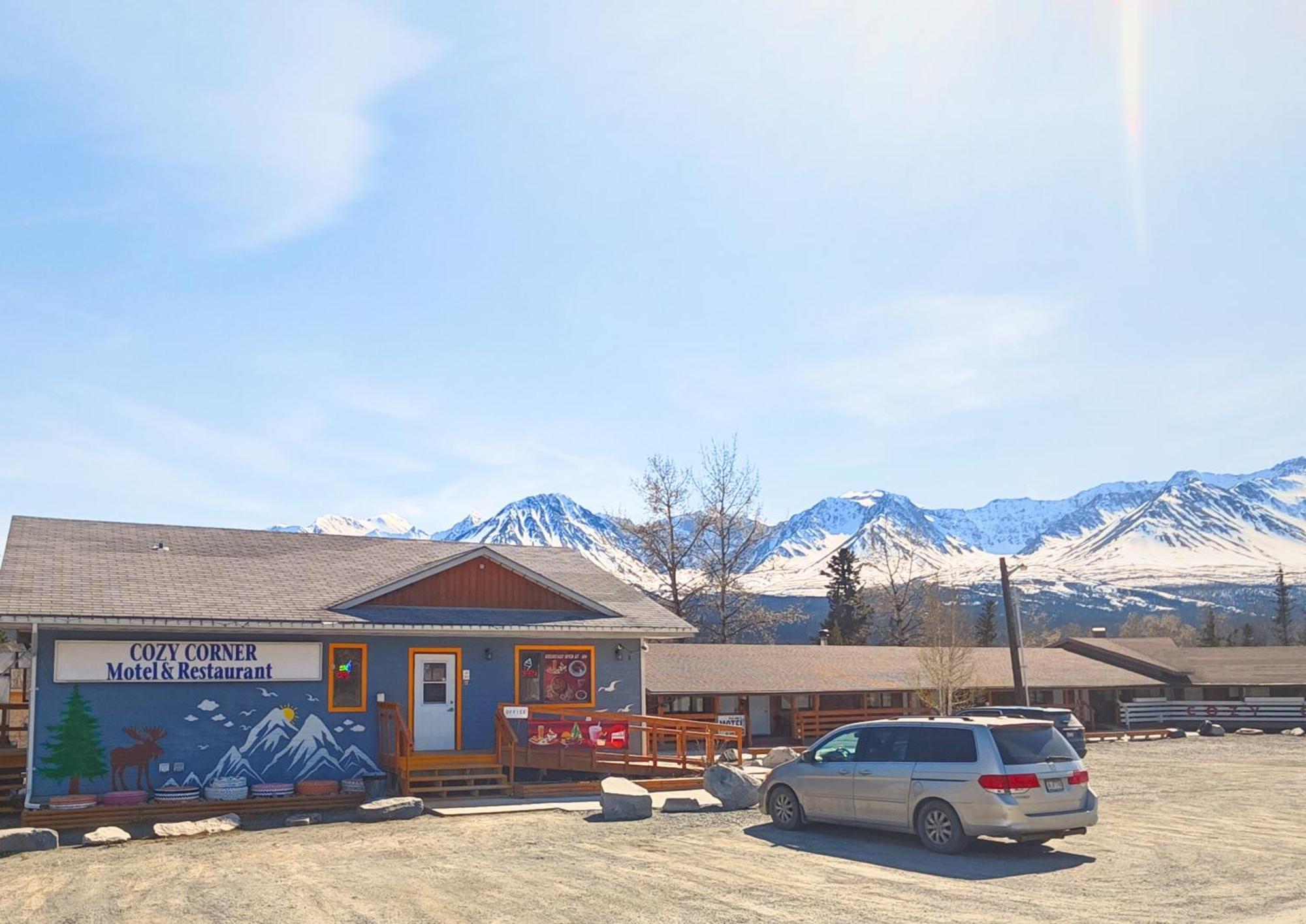 Cozy Corner Motel & Restaurant Haines Junction Esterno foto
