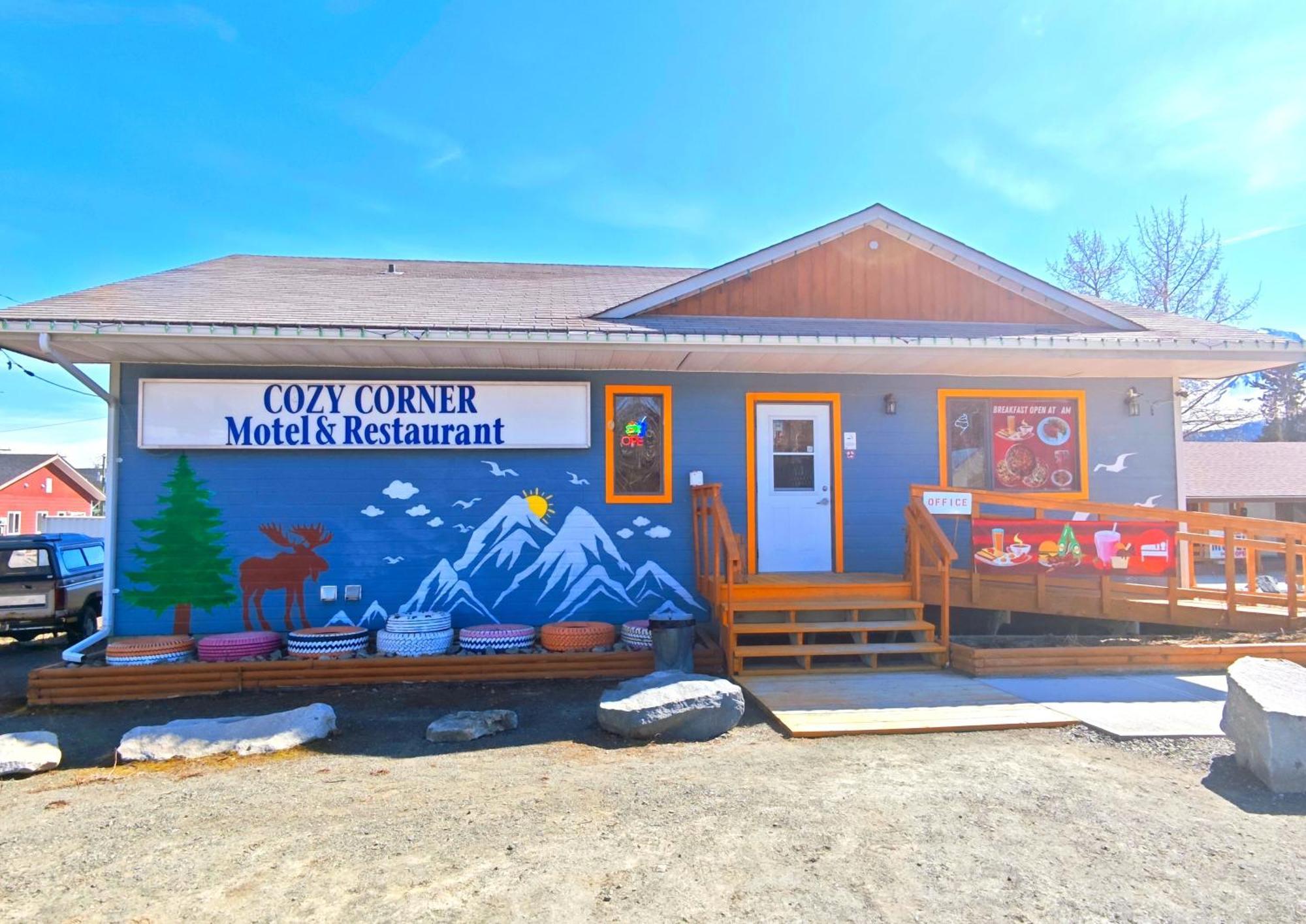 Cozy Corner Motel & Restaurant Haines Junction Esterno foto